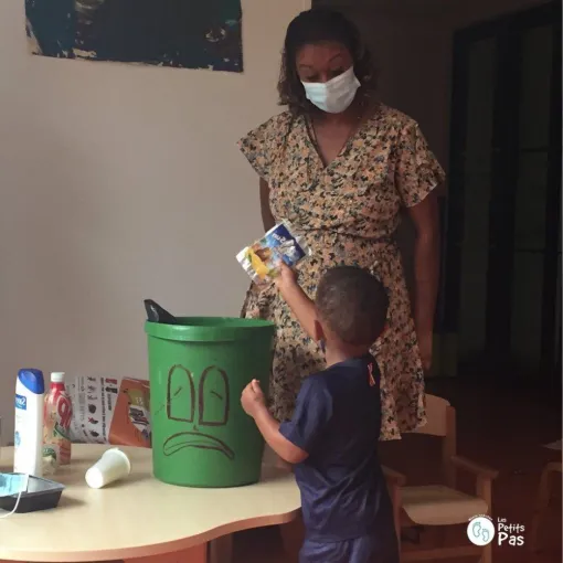 Atelier tri des déchets à la micro-crèche de la Poudrière à Saint-Louis, Saint-Denis, Les Petits Pas