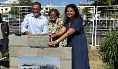 Pose de la première pierre - crèche à Le Port - Mail de l'océan 