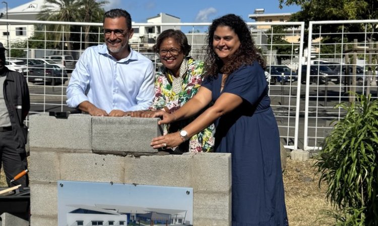 Le Port - Pose de la première pierre - Crèche Mail de l'océan 